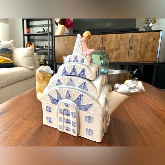 Omnibus King Kong New York Ceramic Tea Pot - Picture 4 of 15